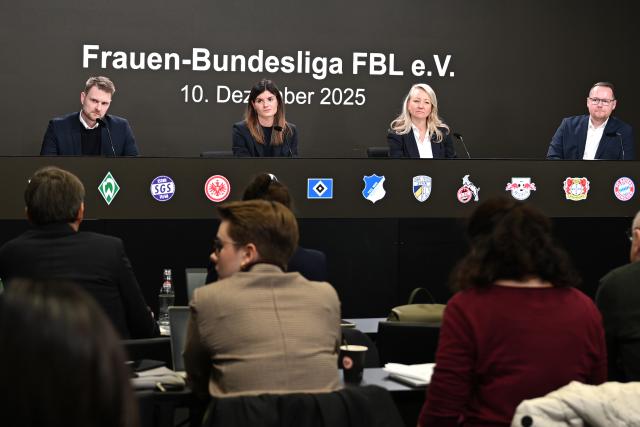 10 December 2025, Hesse, Frankfurt/Main: Katharina Kiel from Eintracht Frankfurt (2nd L) sits next to Jan Strasheim (L), press spokesman for Eintracht Frankfurt, Veronica Sass from FC Bayern Munich (2nd R) and Florian Zeutschler from SGS Essen (R) at a press conference after the founding of the Women's Bundesliga League Association at the Deutsche Bank Park Frankfurt. Photo: Michael Brandt/dpa