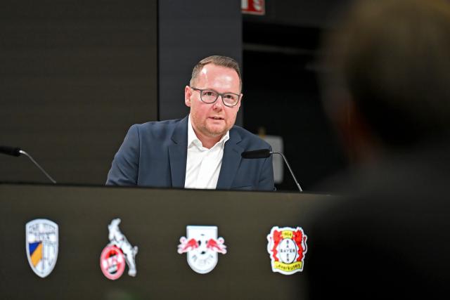 10 December 2025, Hesse, Frankfurt/Main: Florian Zeutschler from SGS Essen attends a press conference, after the founding of the Women's Bundesliga League Association at the Deutsche Bank Park Frankfurt. Photo: Michael Brandt/dpa