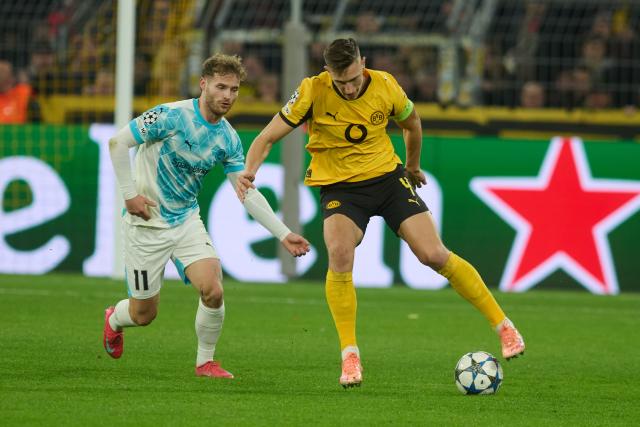 10 December 2025, North Rhine-Westphalia, Dortmund: Glimt's Ole Didrik Blomberg (L) and Borussia Dortmund's Nico Schlotterbeck battle for the ball during the UEFA Champions League soccer match between Borussia Dortmund and FK Bodoe/Glimt at Signal Iduna Park. Photo: Bernd Thissen/dpa
