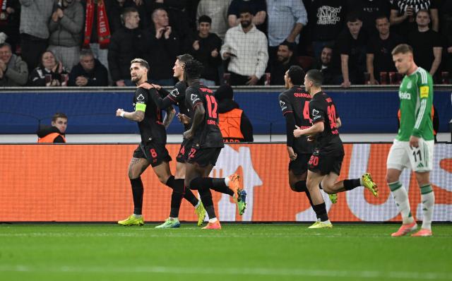 10 December 2025, North Rhine-Westphalia, Leverkusen: Leverkusen's Robert Andrich (L) celebrates scoring his side's first goal with teammates during the UEFA Champions League soccer match between Bayer Leverkusen and Newcastle United at BayArena. Photo: Federico Gambarini/dpa