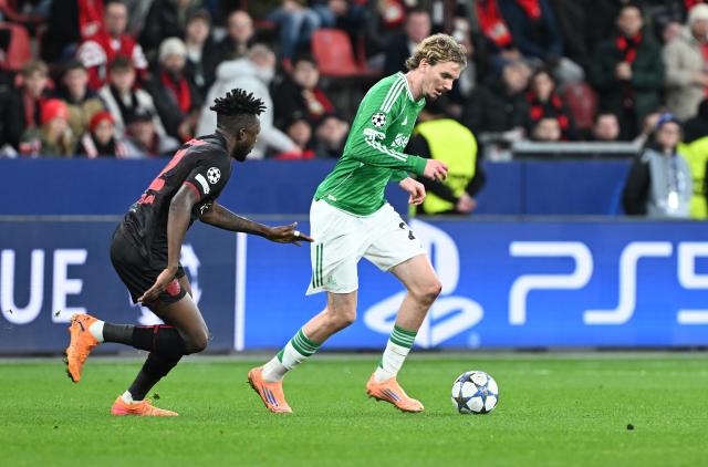 10 December 2025, North Rhine-Westphalia, Leverkusen: Leverkusen's Edmond Tapsoba (L) and Newcastle United's Nick Woltemade battle for the ball during the UEFA Champions League soccer match between Bayer Leverkusen and Newcastle United at BayArena. Photo: Federico Gambarini/dpa