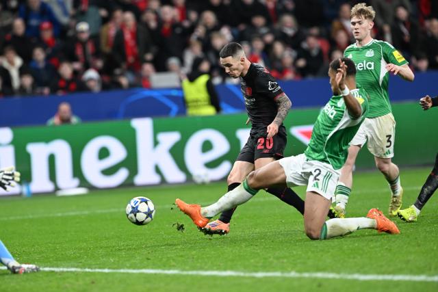 10 December 2025, North Rhine-Westphalia, Leverkusen: Leverkusen's Alejandro Grimaldo (L) scores his side's second goal during the UEFA Champions League soccer match between Bayer Leverkusen and Newcastle United at BayArena. Photo: Federico Gambarini/dpa