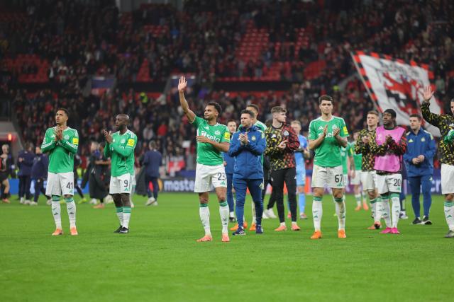 10 December 2025, North Rhine-Westphalia, Leverkusen: Newcastle United players thank their fans after the UEFA Champions League soccer match between Bayer Leverkusen and Newcastle United at BayArena. Photo: Rolf Vennenbernd/dpa