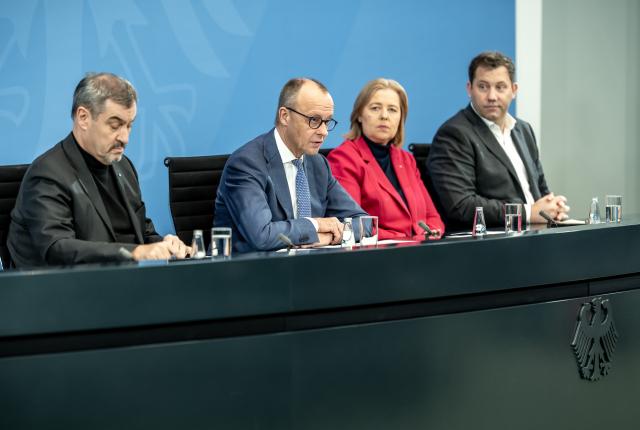 11 December 2025, Berlin: German Chancellor Friedrich Merz (2-L), Lars Klingbeil (R), Federal Minister of Finance, Baerbel Bas, German Minister of Labor and Social Affairs, and Markus Soeder, Minister President of Bavaria and CSU Chairman, attend the press briefing on the results of the consultations following the coalition committee in the Chancellery. Photo: Michael Kappeler/dpa