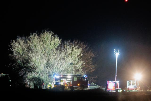 10 December 2025, Brandenburg, Gramzow: The area of the defective oil pipeline is brightly illuminated. At least 200,000 liters of crude oil have leaked from a pipeline in Brandenburg following an accident. Photo: Carsten Koall/dpa