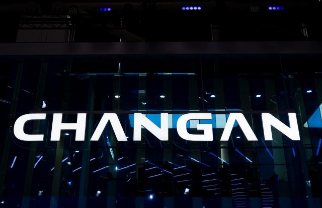 FILED - 10 September 2025, Bavaria, Munich: The logo of the Chinese car manufacturer Chongqing Changan Automobile can be seen during the International Motor Show (IAA Mobility). Photo: Sven Hoppe/dpa