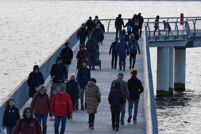 FILED - 16 October 2025, Mecklenburg-Western Pomerania, Prerow: Holidaymakers walk along the 720 meter longest pier in the Baltic Sea region. Photo: Stefan Sauer/dpa