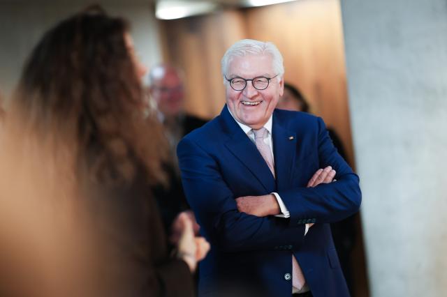 11 December 2025, Baden-Wuerttemberg, Marbach am Neckar: German President Frank-Walter Steinmeier visits the Rilke exhibition at the Museum of Modern Literature. Under the motto "And then and then a white elephant. Rilke's worlds", the exhibition shows Rilke's literary work as well as the social, intellectual and artistic circles in which he moved. Photo: Christoph Schmidt/dpa