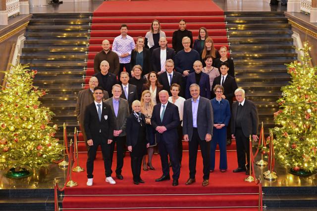11 December 2025, Berlin: Iris Spranger (L-R), Berlin Senator for the Interior and Sport, Kai Wegner, Governing Mayor of Berlin, and Kaweh Niroomand, Berlin State Olympic Commissioner, stand with the members of the committee during a photo session before the constituent meeting of the Board of Trustees for the Berlin bid for the Olympic and Paralympic Games in the Rotes Rathaus. Photo: Sebastian Christoph Gollnow/dpa