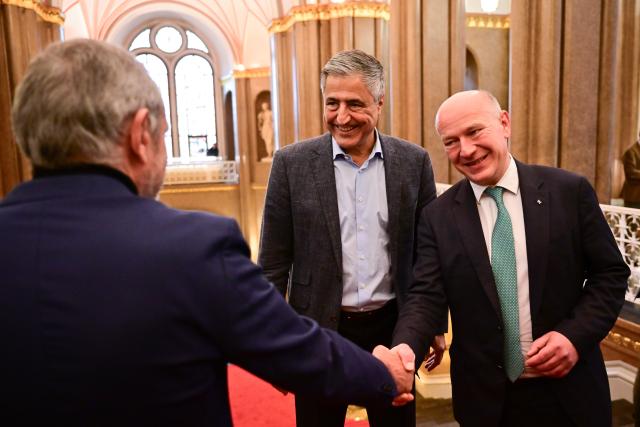 11 December 2025, Berlin: Berlin's Olympic commissioner Kaweh Niroomand (C) and Kai Wegner (R), Governing Mayor of Berlin, talk to a member of the Board of Trustees during a photo session before the constituent meeting of the Board of Trustees for the Berlin bid for the Olympic and Paralympic Games in the Rotes Rathaus. Photo: Sebastian Christoph Gollnow/dpa