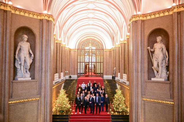 11 December 2025, Berlin: (Front Row L-R) Iris Spranger, Berlin Senator for the Interior and Sport, Kai Wegner, Governing Mayor of Berlin, and Kaweh Niroomand, Berlin State Olympic Commissioner, stand with the members of the Board of Trustees during a photo session before the constituent meeting of the Board of Trustees for the Berlin bid for the Olympic and Paralympic Games in the Rotes Rathaus. Photo: Sebastian Christoph Gollnow/dpa