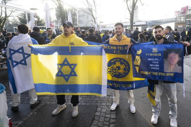 11 December 2025, Baden-Württemberg, Stuttgart: Maccabi fans cheer in a beer garden in Stuttgart, before the UEFA Europa League soccer match between VfB Stuttgart and Maccabi Tel Aviv at the MHPArena. Photo: Marijan Murat/dpa
