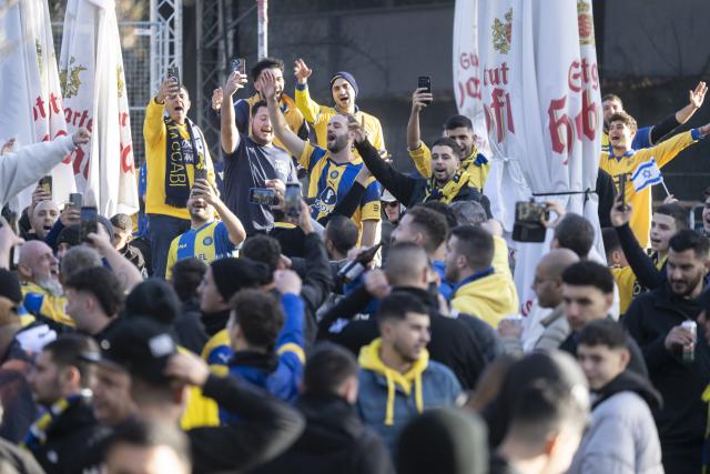 11 December 2025, Baden-Württemberg, Stuttgart: Maccabi fans cheer in a beer garden in Stuttgart, before the UEFA Europa League soccer match between VfB Stuttgart and Maccabi Tel Aviv at the MHPArena. Photo: Marijan Murat/dpa