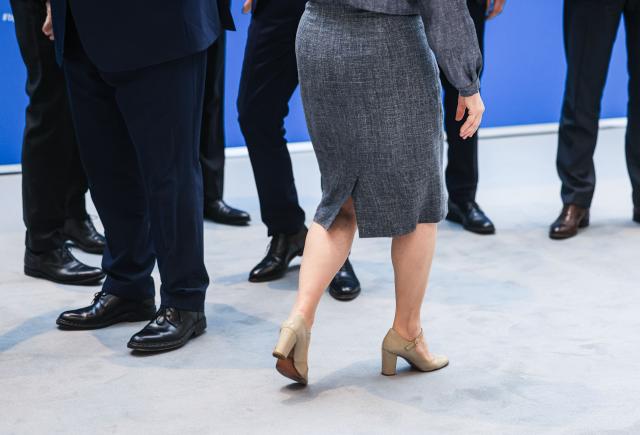 FILED - 17 November 2022, North Rhine-Westphalia, Essen: A CEO stands with fellow board members before a press conference. Photo: Oliver Berg/dpa