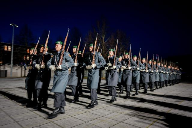 11 December 2025, Berlin: German Armed Forces (Bundeswehr) soldiers from the guard battalion line up to receive the French Minister of Defense Catherine Vautrin in front of the German Ministry of Defense. Photo: Kay Nietfeld/dpa