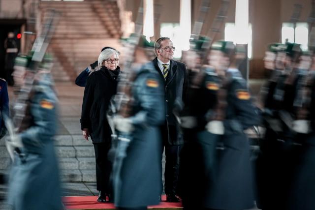 11 December 2025, Berlin: German Minister of Defense Boris Pistorius receives French Defense Minister Catherine Vautrin (L) with military honors in front of the Ministry of Defense. Photo: Kay Nietfeld/dpa