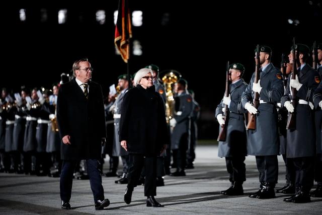 11 December 2025, Berlin: German Minister of Defense Boris Pistorius (L) receives French Defense Minister Catherine Vautrin with military honors in front of the Ministry of Defense. Photo: Kay Nietfeld/dpa
