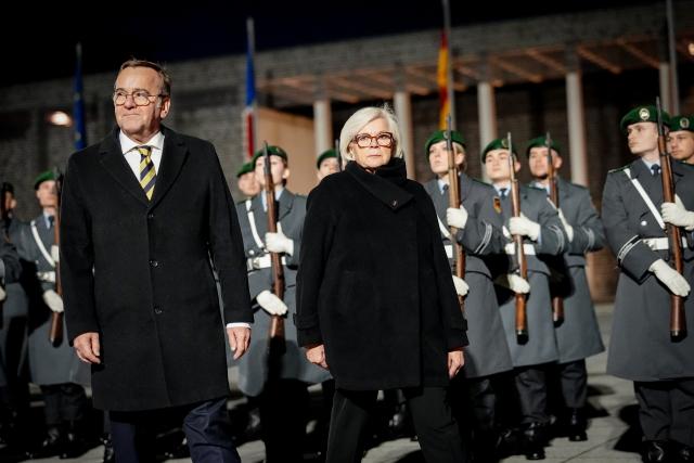 11 December 2025, Berlin: German Minister of Defense Boris Pistorius (L) receives French Defense Minister Catherine Vautrin with military honors in front of the Ministry of Defense. Photo: Kay Nietfeld/dpa
