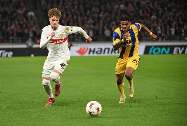 11 December 2025, Baden-Wuerttemberg, Stuttgart: Stuttgart's Lazar Jovanovic (L) and Maccabi Tel Aviv's Helio Varela battle for the ball during the UEFA Europa League soccer match between VfB Stuttgart and Maccabi Tel Aviv at MHPArena. Photo: Marijan Murat/dpa