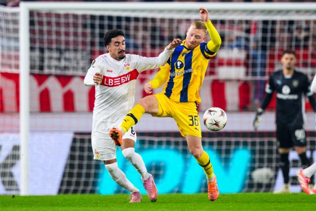 11 December 2025, Baden-Wuerttemberg, Stuttgart: Stuttgart's Tiago Tomas (R) and Maccabi Tel Aviv's Ido Shahar (R) battle for the ball during the UEFA Europa League soccer match between VfB Stuttgart and Maccabi Tel Aviv at MHPArena. Photo: Tom Weller/dpa
