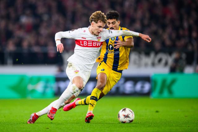 11 December 2025, Baden-Wuerttemberg, Stuttgart: Stuttgart's Lazar Jovanovic (L) and Maccabi Tel Aviv's Roy Revivo (R) battle for the ball during the UEFA Europa League soccer match between VfB Stuttgart and Maccabi Tel Aviv at MHPArena. Photo: Tom Weller/dpa