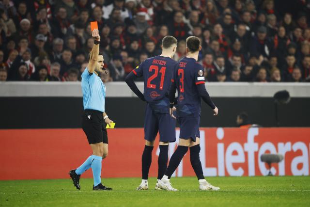 11 December 2025, Baden-Wuerttemberg, Freiburg im Breisgau: Azerbaijani referee Elchin Masiyev (L) shows Salzburg's Petar Ratkov (C) the red card after a VAR check during the UEFA Europa League soccer match between SC Freiburg and RB Salzburg at Europa-Park Stadium. Photo: Philipp von Ditfurth/dpa