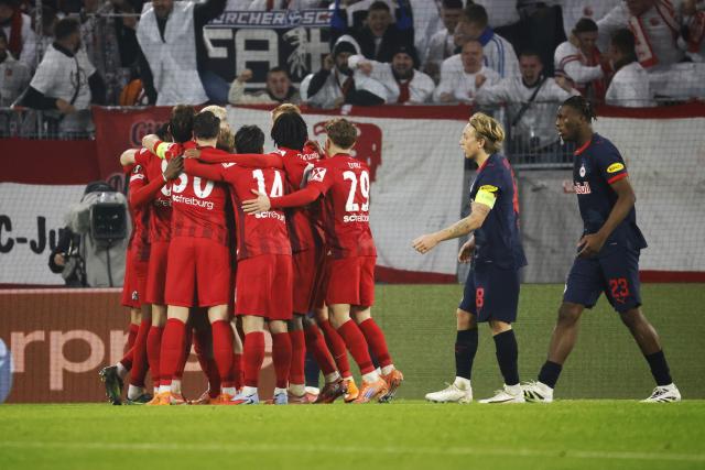 11 December 2025, Baden-Wuerttemberg, Freiburg im Breisgau: Freiburg players celebrate their side's first goal during the UEFA Europa League soccer match between SC Freiburg and RB Salzburg at Europa-Park Stadium. Photo: Philipp von Ditfurth/dpa