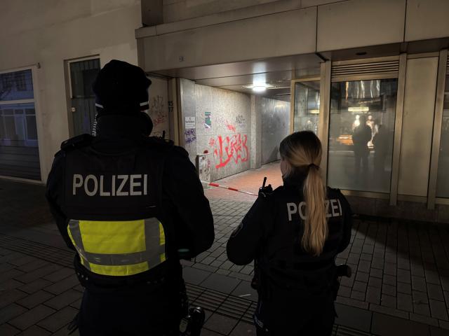 11 December 2025, Herford: Police officers stand at a barrier in Herford, where a 16-year-old boy has been critically injured in a knife attack. The incident took place in a side street on the edge of the Christmas market, according to a police spokesperson. Photo: Christian Müller/dpa