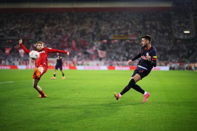 11 December 2025, Baden-Wuerttemberg, Freiburg im Breisgau: Freiburg's Jan-Niklas Beste (L) and Salzburg's Aleksa Terzic battle for the ball during the UEFA Europa League soccer match between SC Freiburg and RB Salzburg at Europa-Park Stadium. Photo: Philipp von Ditfurth/dpa