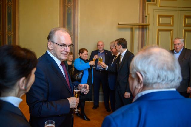 12 December 2025, Saxony-Anhalt, Magdeburg: Reiner Haseloff (2-L), Minister President of Saxony-Anhalt, celebrates the signing of the agreement with representatives of the Jewish communities in Saxony-Anhalt and state politicians with non-alcoholic sparkling wine. Haseloff and the representatives of the Jewish communities previously signed the contract between the state of Saxony-Anhalt and the state's Jewish community. Photo: Klaus-Dietmar Gabbert/dpa