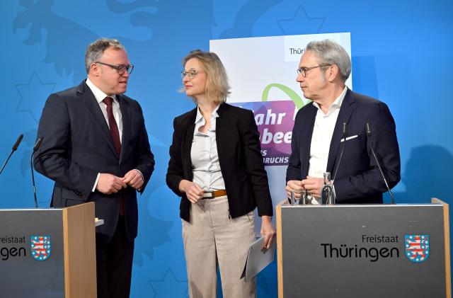 12 December 2025, Thuringia, Erfurt: Mario Voigt (L-R, Minister President of Thuringia, Katja Wolf (BSW), Minister of Finance and Deputy Minister President of Thuringia, and Georg Maier (SPD), Minister of the Interior and Local Government and Second Deputy Minister President of Thuringia, hold a press conference at Haus Dacheröden. They take stock after a year of joint government work. Photo: Martin Schutt/dpa