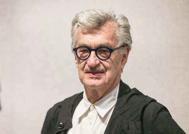 FILED - 30 July 2025, North Rhine-Westphalia, Bonn: German filmmaker and photographer Wim Wenders stands in the exhibition "W.I.M. The Art of Seeing" at the Bundeskunsthalle. Photo: Oliver Berg/dpa