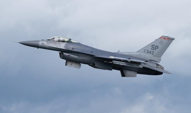 FILED - 16 May 2024, Rhineland-Palatinate, Spangdahlem: A US Air Force F-16 fighter jet takes off from the airbase in Spangdahlem. Photo: Boris Roessler/dpa