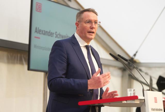 12 December 2025, Rhineland-Palatinate, Dernau: Minister President of Rhineland-Palatinate Alexander Schweitzer speaks at the ceremonial opening of the Ahr Valley Railway. Photo: Thomas Frey/dpa