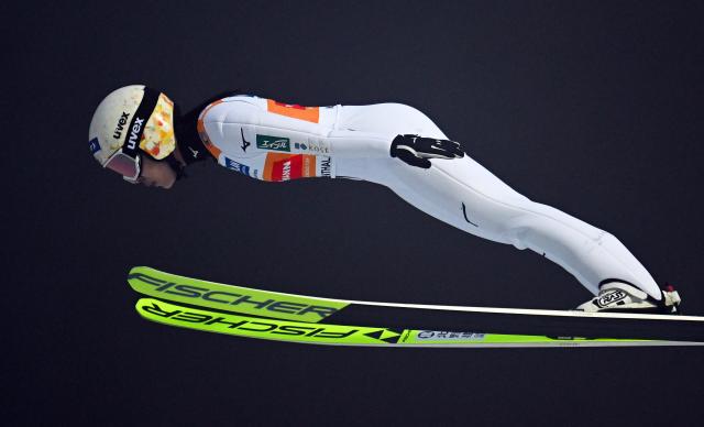 12 December 2025, Saxony, Klingenthal: Japanese ski jumper Nozomi Maruyama in action during the women's large hill 1st round of the FIS Ski Jumping World Cup in Klingenthal. Photo: Hendrik Schmidt/dpa