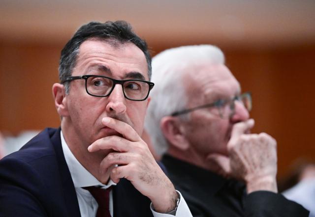 12 December 2025, Baden-Wuerttemberg, Ludwigsburg: Cem Oezdemir, Alliance 90/The Greens (Bündnis 90/Die Grünen) lead candidate for the 2026 state election in Baden-Wuerttemberg, and Minister President of Baden-Wuerttemberg Winfried Kretschmann sit in the front row at the start of the state party conference. Photo: Bernd Weißbrod/dpa