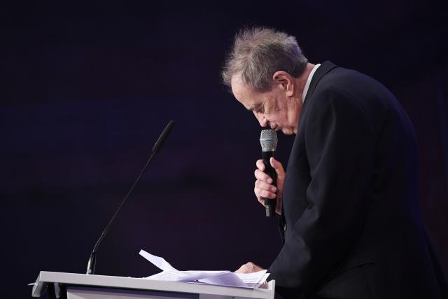 FILED - 11 February 2019, Berlin: Swiss film producer Arthur Cohn speaks on stage at the "Cinema for Peace Gala" at the Westhafen Event & Convention Center. Swiss film producer and multiple Oscar winner Arthur Cohn has died at the age of 98, the editor-in-chief of the Jewish magazine Tachles told dpa on Friday. Photo: Britta Pedersen/dpa