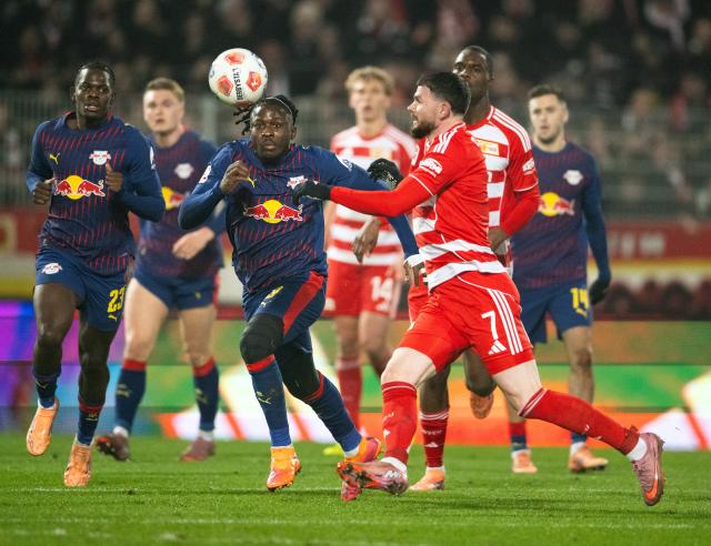 13 December 2025, Berlin: Union Berlin's Oliver Burke and Leipzig's Johan Bakayoko (L) battle for the ball during the German Bundesliga soccer match between 1. FC Union Berlin and RB Leipzig at An der Alten Försterei. Photo: Soeren Stache/dpa - WICHTIGER HINWEIS: Gemäß den Vorgaben der DFL Deutsche Fußball Liga bzw. des DFB Deutscher Fußball-Bund ist es untersagt, in dem Stadion und/oder vom Spiel angefertigte Fotoaufnahmen in Form von Sequenzbildern und/oder videoähnlichen Fotostrecken zu verwerten bzw. verwerten zu lassen.