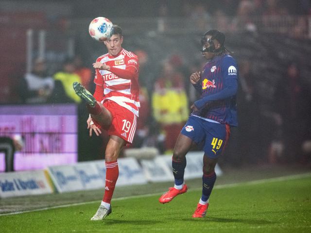13 December 2025, Berlin: Union Berlin's Janik Haberer and Leipzig's Yan Diomande (R) battle for the ball during the German Bundesliga soccer match between 1. FC Union Berlin and RB Leipzig at An der Alten Försterei. Photo: Soeren Stache/dpa - WICHTIGER HINWEIS: Gemäß den Vorgaben der DFL Deutsche Fußball Liga bzw. des DFB Deutscher Fußball-Bund ist es untersagt, in dem Stadion und/oder vom Spiel angefertigte Fotoaufnahmen in Form von Sequenzbildern und/oder videoähnlichen Fotostrecken zu verwerten bzw. verwerten zu lassen.