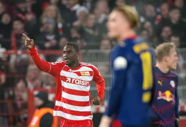 12 December 2025, Berlin: Union Berlin's Ilyas Ansah (L) celebrates scoring his side's second goal during the German Bundesliga soccer match between 1. FC Union Berlin and RB Leipzig at An der Alten Försterei. Photo: Soeren Stache/dpa - WICHTIGER HINWEIS: Gemäß den Vorgaben der DFL Deutsche Fußball Liga bzw. des DFB Deutscher Fußball-Bund ist es untersagt, in dem Stadion und/oder vom Spiel angefertigte Fotoaufnahmen in Form von Sequenzbildern und/oder videoähnlichen Fotostrecken zu verwerten bzw. verwerten zu lassen.
