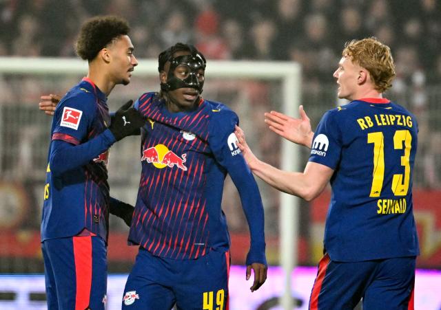 12 December 2025, Berlin: Leipzig's Tidiam Gomis (L) celebrates scoring his side's first goal with teammates Yan Diomande (C) and Nicolas Seiwald during the German Bundesliga soccer match between 1. FC Union Berlin and RB Leipzig at An der Alten Försterei. Photo: Soeren Stache/dpa - WICHTIGER HINWEIS: Gemäß den Vorgaben der DFL Deutsche Fußball Liga bzw. des DFB Deutscher Fußball-Bund ist es untersagt, in dem Stadion und/oder vom Spiel angefertigte Fotoaufnahmen in Form von Sequenzbildern und/oder videoähnlichen Fotostrecken zu verwerten bzw. verwerten zu lassen.