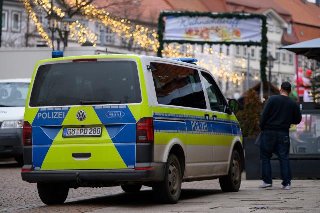 13 December 2025, Lower Saxony, Duderstadt: Police officers stand at the Christmas market. Following the evacuation of the Christmas market on 12.12.2025 in Duderstadt in southern Lower Saxony, the police are still looking for a suspect. Several witnesses claimed to have seen a man with a long gun on Friday evening. Photo: Swen Pförtner/dpa