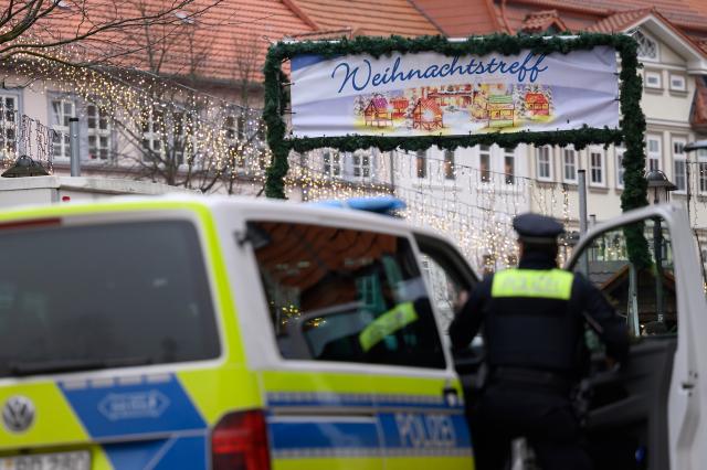 13 December 2025, Lower Saxony, Duderstadt: Police officers stand at the Christmas market. Following the evacuation of the Christmas market on 12.12.2025 in Duderstadt in southern Lower Saxony, the police are still looking for a suspect. Several witnesses claimed to have seen a man with a long gun on Friday evening. Photo: Swen Pförtner/dpa