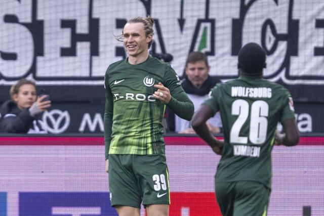 13 December 2025, North Rhine-Westphalia, Moenchengladbach: Wolfsburg's Patrick Wimmer (L) celebrates scoring his side's first goal during the German Bundesliga soccer match between Borussia Moenchengladbach and VfL Wolfsburg at Stadion im Borussia-Park. Photo: David Inderlied/dpa - WICHTIGER HINWEIS: Gemäß den Vorgaben der DFL Deutsche Fußball Liga bzw. des DFB Deutscher Fußball-Bund ist es untersagt, in dem Stadion und/oder vom Spiel angefertigte Fotoaufnahmen in Form von Sequenzbildern und/oder videoähnlichen Fotostrecken zu verwerten bzw. verwerten zu lassen.