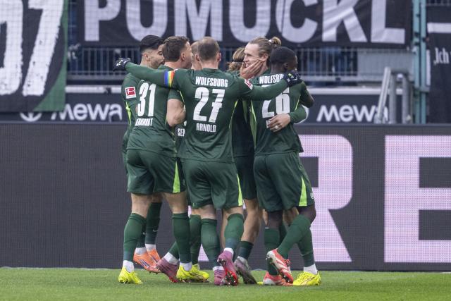 13 December 2025, North Rhine-Westphalia, Moenchengladbach: Wolfsburg's Patrick Wimmer (2nd R) celebrates scoring his side's first goal with teammates during the German Bundesliga soccer match between Borussia Moenchengladbach and VfL Wolfsburg at Stadion im Borussia-Park. Photo: David Inderlied/dpa - WICHTIGER HINWEIS: Gemäß den Vorgaben der DFL Deutsche Fußball Liga bzw. des DFB Deutscher Fußball-Bund ist es untersagt, in dem Stadion und/oder vom Spiel angefertigte Fotoaufnahmen in Form von Sequenzbildern und/oder videoähnlichen Fotostrecken zu verwerten bzw. verwerten zu lassen.