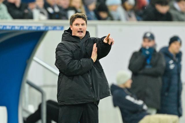 13 December 2025, Baden-Wuerttemberg, Sinsheim: Hamburger coach Merlin Polzin gestures on the touchline during the German Bundesliga soccer match between TSG 1899 Hoffenheim and Hamburger SV at PreZero Arena. Photo: Uwe Anspach/dpa - WICHTIGER HINWEIS: Gemäß den Vorgaben der DFL Deutsche Fußball Liga bzw. des DFB Deutscher Fußball-Bund ist es untersagt, in dem Stadion und/oder vom Spiel angefertigte Fotoaufnahmen in Form von Sequenzbildern und/oder videoähnlichen Fotostrecken zu verwerten bzw. verwerten zu lassen.