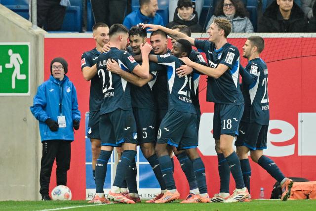 13 December 2025, Baden-Wuerttemberg, Sinsheim: Hoffenheim's Ozan Kabak (3rd L) celebrates scoring his side's second goal with teammates during the German Bundesliga soccer match between TSG 1899 Hoffenheim and Hamburger SV at PreZero Arena. Photo: Uwe Anspach/dpa - WICHTIGER HINWEIS: Gemäß den Vorgaben der DFL Deutsche Fußball Liga bzw. des DFB Deutscher Fußball-Bund ist es untersagt, in dem Stadion und/oder vom Spiel angefertigte Fotoaufnahmen in Form von Sequenzbildern und/oder videoähnlichen Fotostrecken zu verwerten bzw. verwerten zu lassen.