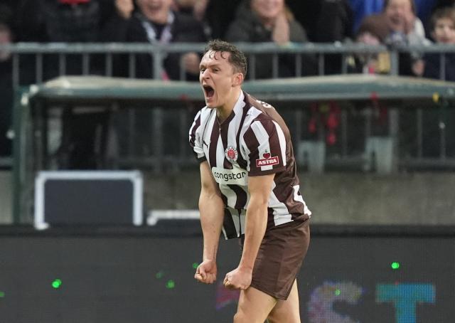 13 December 2025, Hamburg: St. Pauli's Martijn Kaars celebrates scoring his side's first goal during the German Bundesliga soccer match between FC St. Pauli and 1. FC Heidenheim at Millerntor Stadium. Photo: Marcus Brandt/dpa - WICHTIGER HINWEIS: Gemäß den Vorgaben der DFL Deutsche Fußball Liga bzw. des DFB Deutscher Fußball-Bund ist es untersagt, in dem Stadion und/oder vom Spiel angefertigte Fotoaufnahmen in Form von Sequenzbildern und/oder videoähnlichen Fotostrecken zu verwerten bzw. verwerten zu lassen.