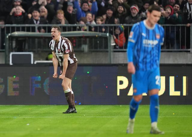 13 December 2025, Hamburg: St. Pauli's Martijn Kaars celebrates scoring his side's first goal during the German Bundesliga soccer match between FC St. Pauli and 1. FC Heidenheim at Millerntor Stadium. Photo: Marcus Brandt/dpa - WICHTIGER HINWEIS: Gemäß den Vorgaben der DFL Deutsche Fußball Liga bzw. des DFB Deutscher Fußball-Bund ist es untersagt, in dem Stadion und/oder vom Spiel angefertigte Fotoaufnahmen in Form von Sequenzbildern und/oder videoähnlichen Fotostrecken zu verwerten bzw. verwerten zu lassen.