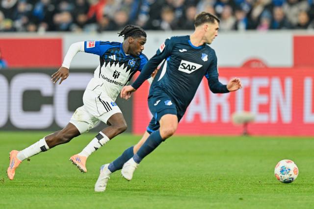 13 December 2025, Baden-Wuerttemberg, Sinsheim: Hamburger's Fabio Balde (L) and Hoffenheim's Robin Hranac battle for the ball during the German Bundesliga soccer match between TSG 1899 Hoffenheim and Hamburger SV at PreZero Arena. Photo: Uwe Anspach/dpa - WICHTIGER HINWEIS: Gemäß den Vorgaben der DFL Deutsche Fußball Liga bzw. des DFB Deutscher Fußball-Bund ist es untersagt, in dem Stadion und/oder vom Spiel angefertigte Fotoaufnahmen in Form von Sequenzbildern und/oder videoähnlichen Fotostrecken zu verwerten bzw. verwerten zu lassen.